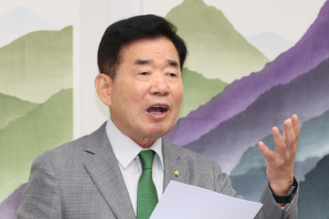 '회고록 논란' 커지자…김진표 '평소 尹 소신 높게 평가'