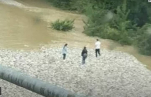 급류 휩쓸리기 직전 꼭 끌어안은 세 친구…그들의 운명은?