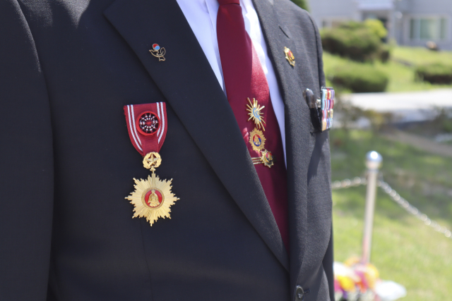 백발이 된 베트남전 참전용사, 50년 만에 '병장' 진급한 사연