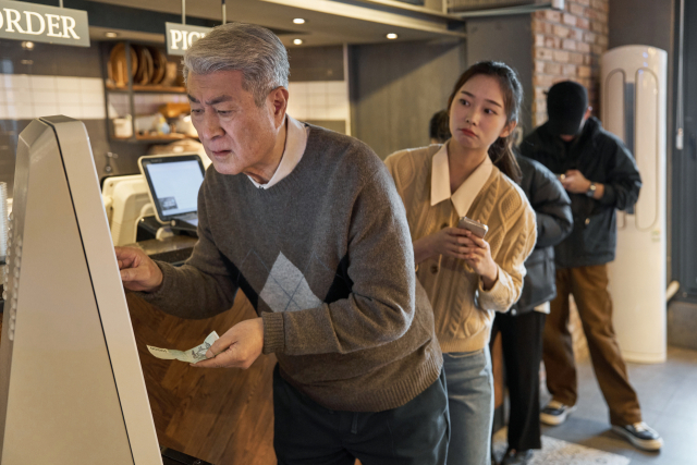 키오스크 어렵다는 고령층, 그 이유는… 2명 중 1명 “뒷사람 눈치 보여서”
