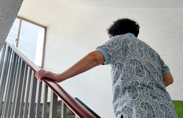 '80대인데 15층 계단을 오르락내리락'…주민들 일상 멈춘 아파트 어쩌나