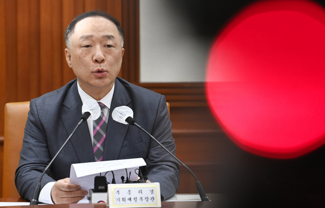 감사원 '홍남기 전 부총리, 국가채무비율 전망치 축소·왜곡”