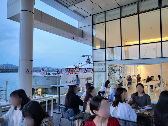 [르포]'한강서 와인 즐긴다'…2030 취향 저격한 백화점 문화센터