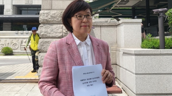 ▲  24일 헌법재판소 앞에서 헌법소원 청구 사실을 밝히는 최선영 교수. 사진=박재령 기자