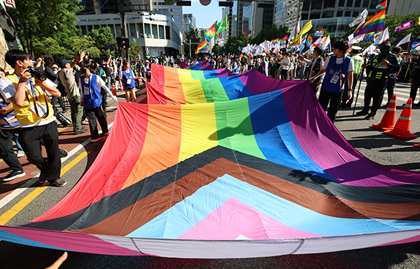 ▲ 6월1일 오후 무지개 깃발을 든 서울퀴어퍼레이드 참가자들이 서울 종로구 종각역을 출발해 종로 방면으로 행진하고 있다. ⓒ 연합뉴스