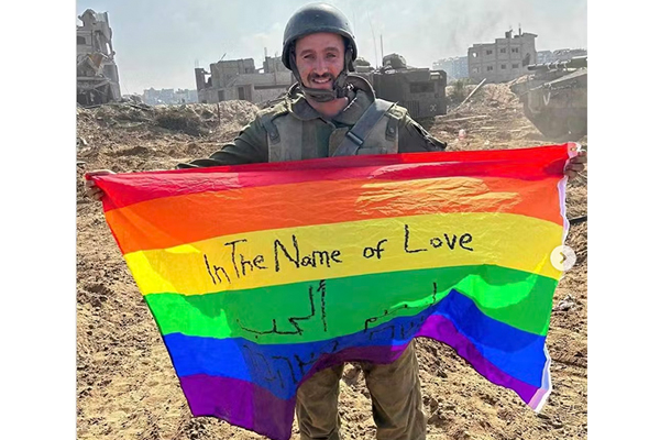 ▲ 2023년 11월, 한 이스라엘 군인이 가자를 배경으로 무지개 깃발을 펼치고 사진을 찍어 SNS 계정에 게시했다. 사진=이송희일 감독 제공