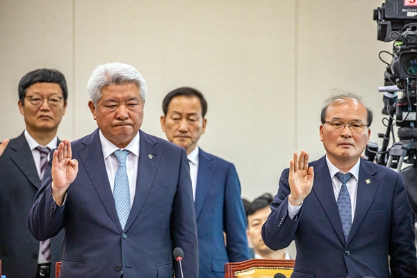 ▲ 25일 국회 과학기술정보방송통신위원회 전체회의에서 김홍일 방송통신위원장(앞줄 왼쪽)과 이상인 방통위 부위원장(앞줄 오른쪽) 등이 증인선서를 하고 있다. 사진=김용욱 기자