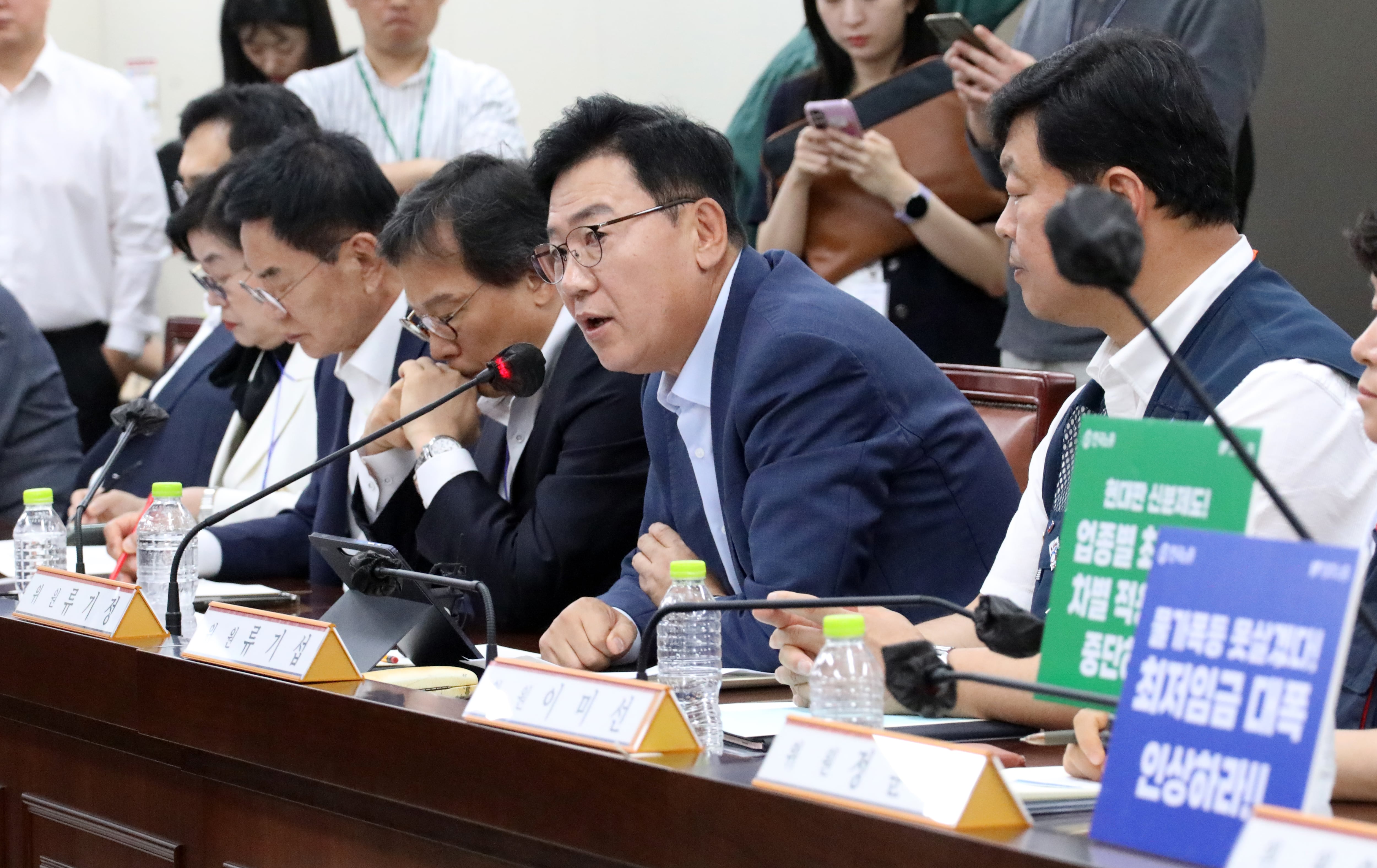 내년도 최저임금을 심의할 최저임금위원회 첫 전원회의가 열린 지난 21일 오전 정부세종청사 최저임금위원회에서 사용자위원 운영위원인 류기정 경총 전무가 발언하고 있다. /연합뉴스