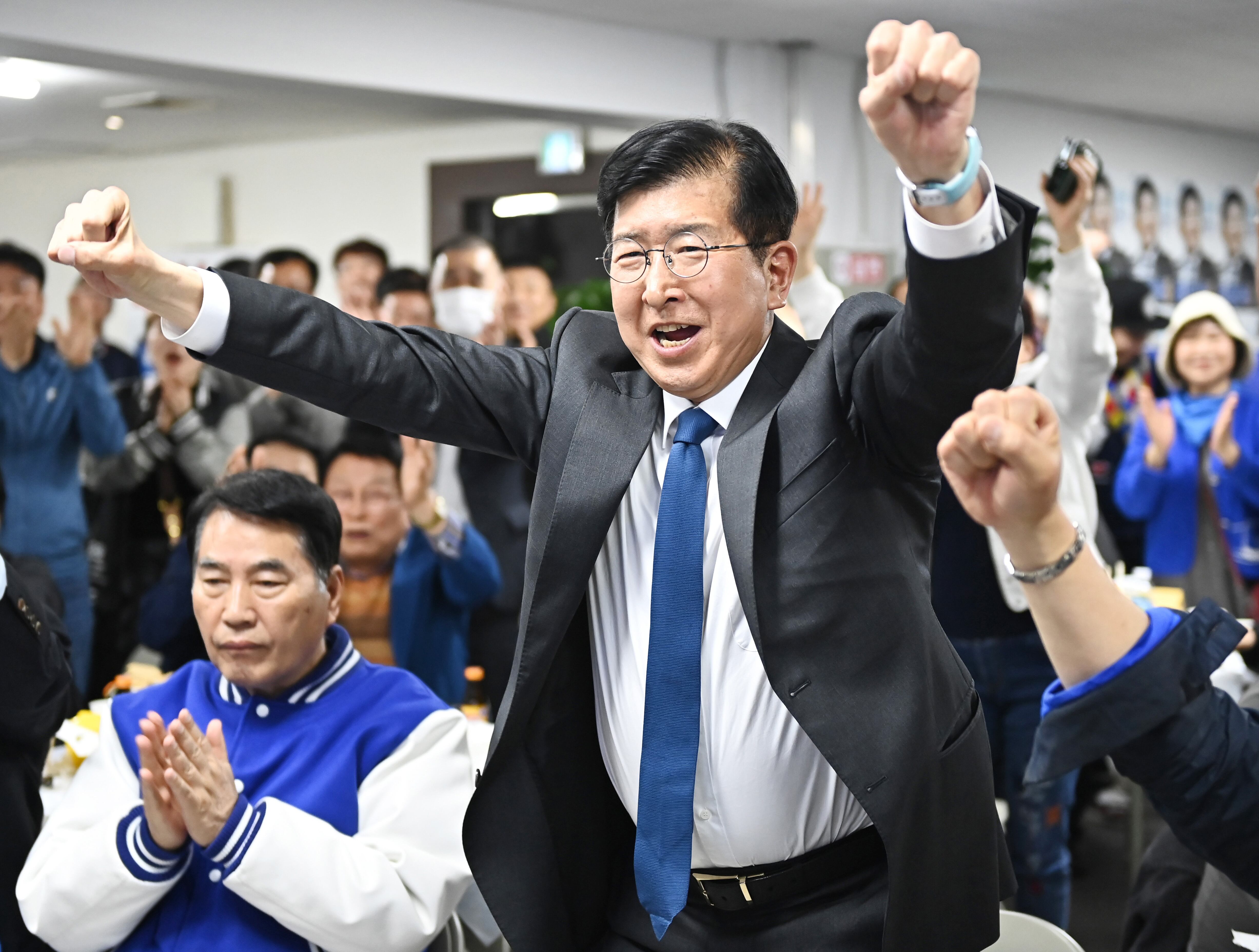 지난 제22대 국회의원 선거 경기 용인갑에 출마한 이상식 더불어민주당 후보가 오후 경기 용인시 처인구에 위치한 선거사무소에서 개표방송을 보며 기뻐하고 있다. /뉴스1