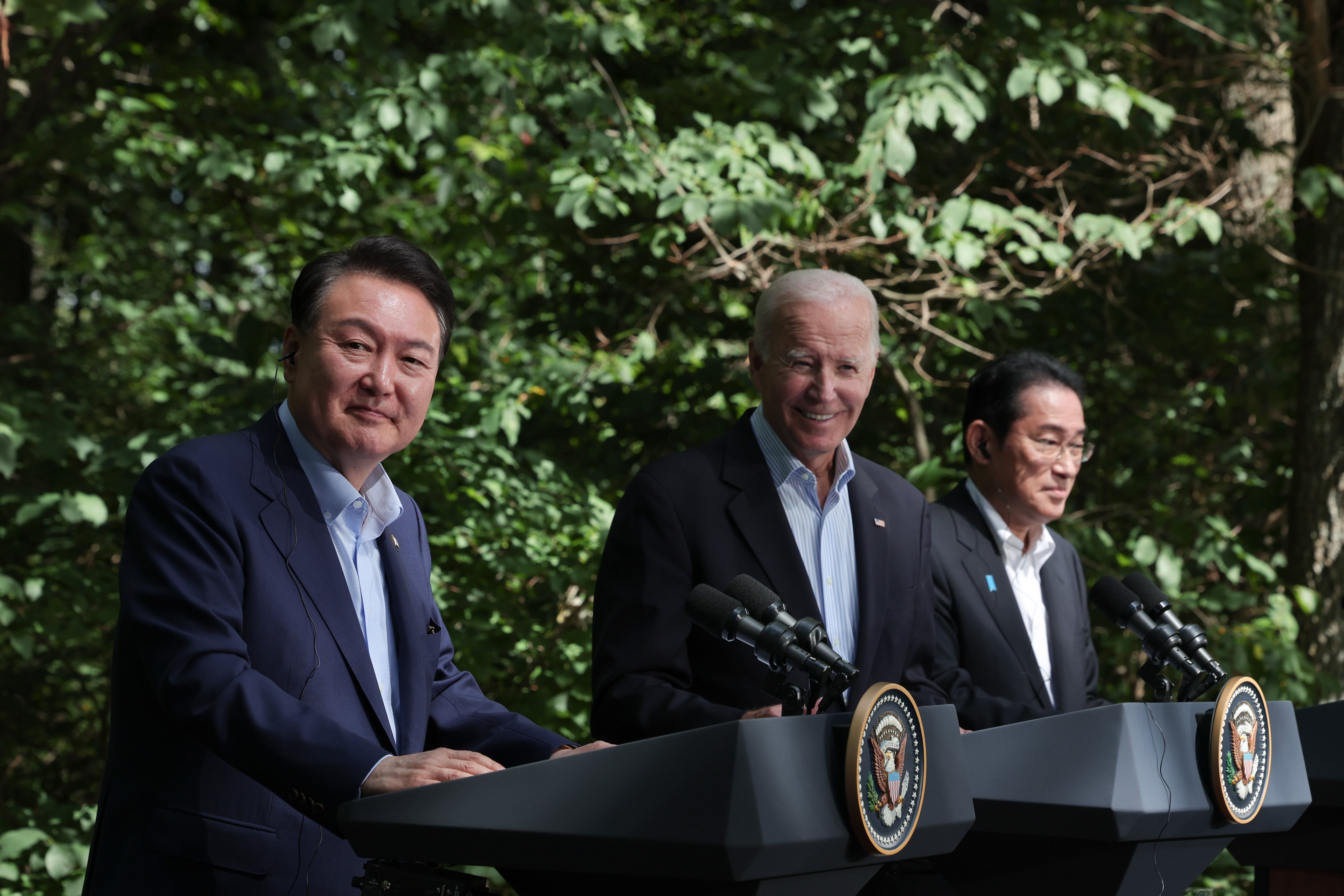 윤석열 대통령과 조 바이든 미국 대통령, 기시다 후미오 일본 총리가 지난해 8월18일(현지시간) 미국 워싱턴DC 인근 대통령 별장인 캠프 데이비드에서 한미일 정상 공동기자회견을 하고 있는 모습. (대통령실 제공) /뉴스1