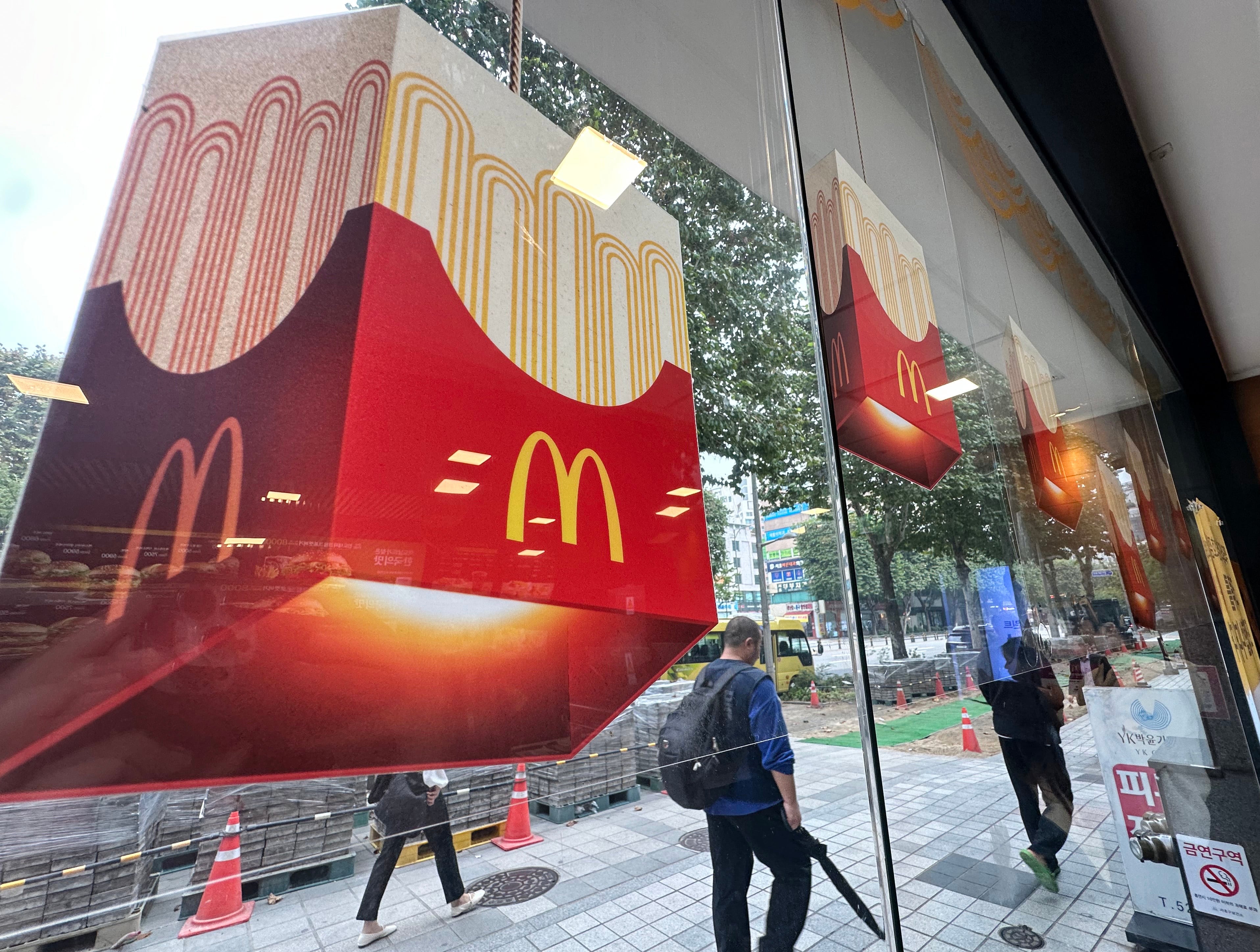 서울 시내 한 맥도날드 유리 벽에 감자튀김 형상 게시물이 붙어있는 모습. /뉴스1