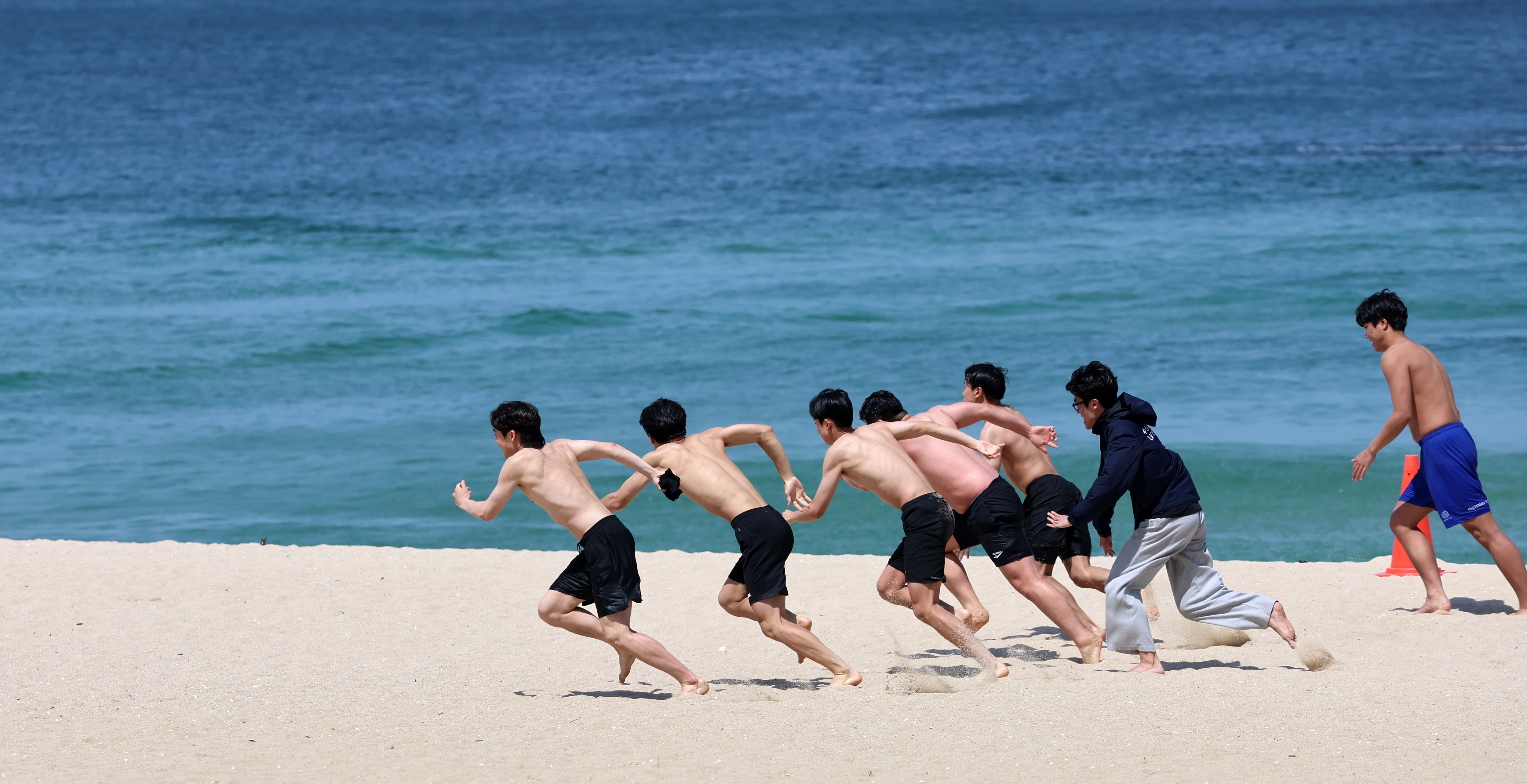 낮 최고기온이 30도 가까이 올라간 지난 5월 10일 강원 강릉시 경포해변을 찾는 관광객들이 이른 여름을 신나게 즐기고 있다. /연합뉴스