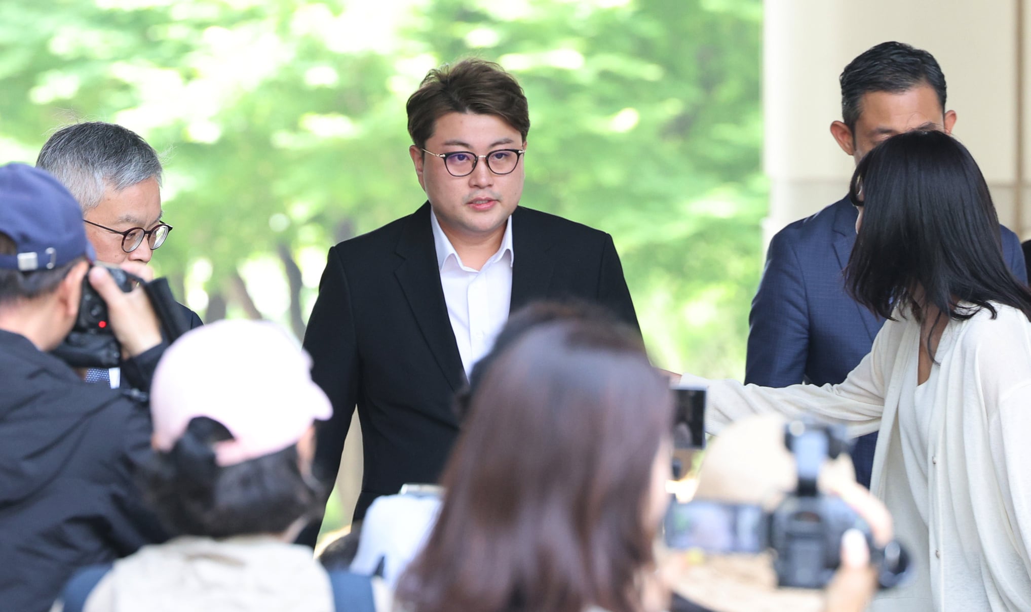 가수 김호중이 24일 특정범죄가중처벌법상 위험운전치상·도주치상, 도로교통법상 사고후 미조치, 범인도피방조 혐의로 서울 서초구 서울중앙지방법원에서 열린 구속 전 피의사 심문(영장실질심사)에 출석하고 있다. /뉴스1