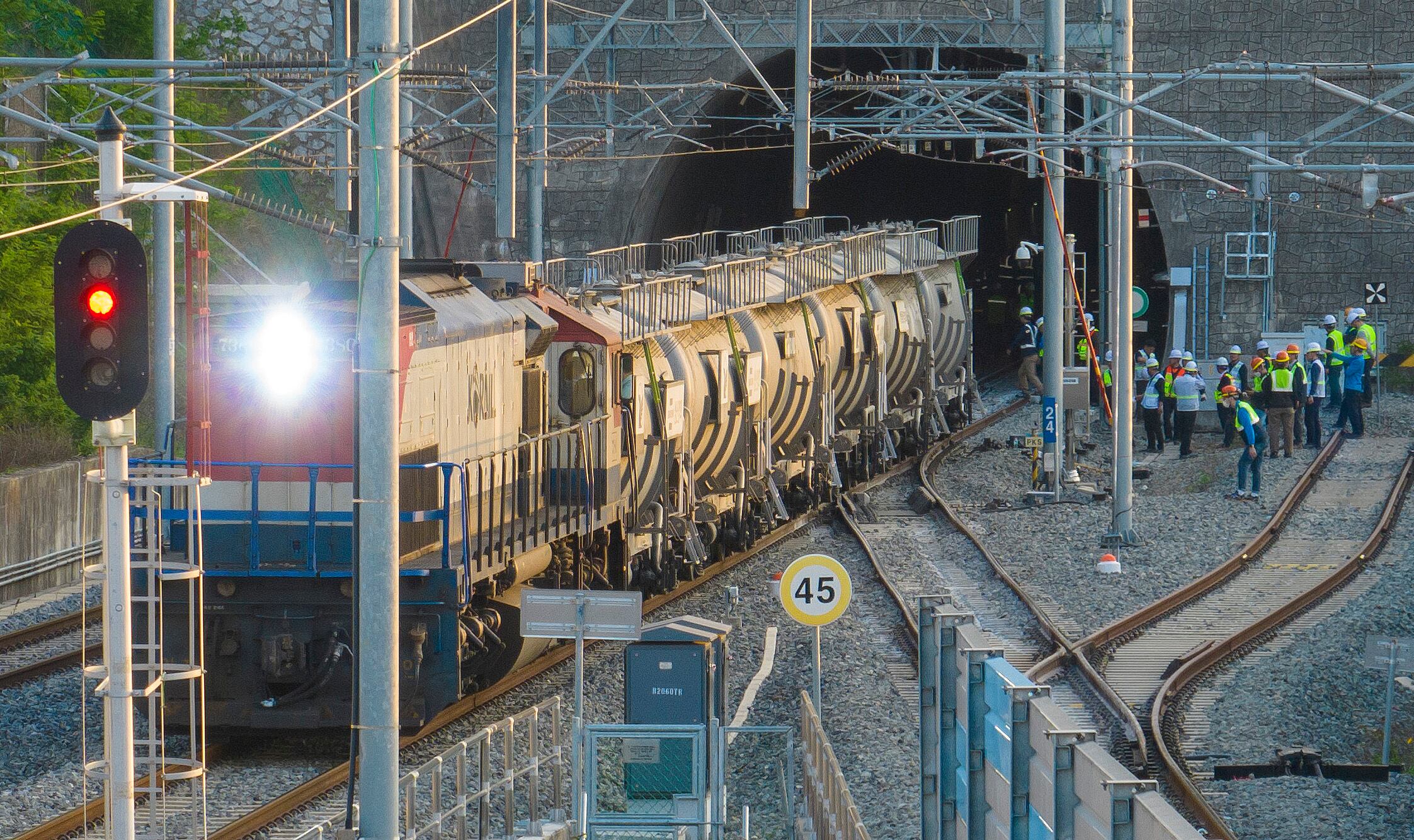 지난해 5월 10일 경북 영천시 오수동 원제터널에서 코레일 관계자들이 임시 기관차를 투입해 탈선한 대구선 화물열차 일부를 견인하는 등 복구작업을 진행하고 있다. 이 화물열차는 축상 베어링 발열로 차축이 절손돼 탈선한 것으로 확인됐다. /뉴스1