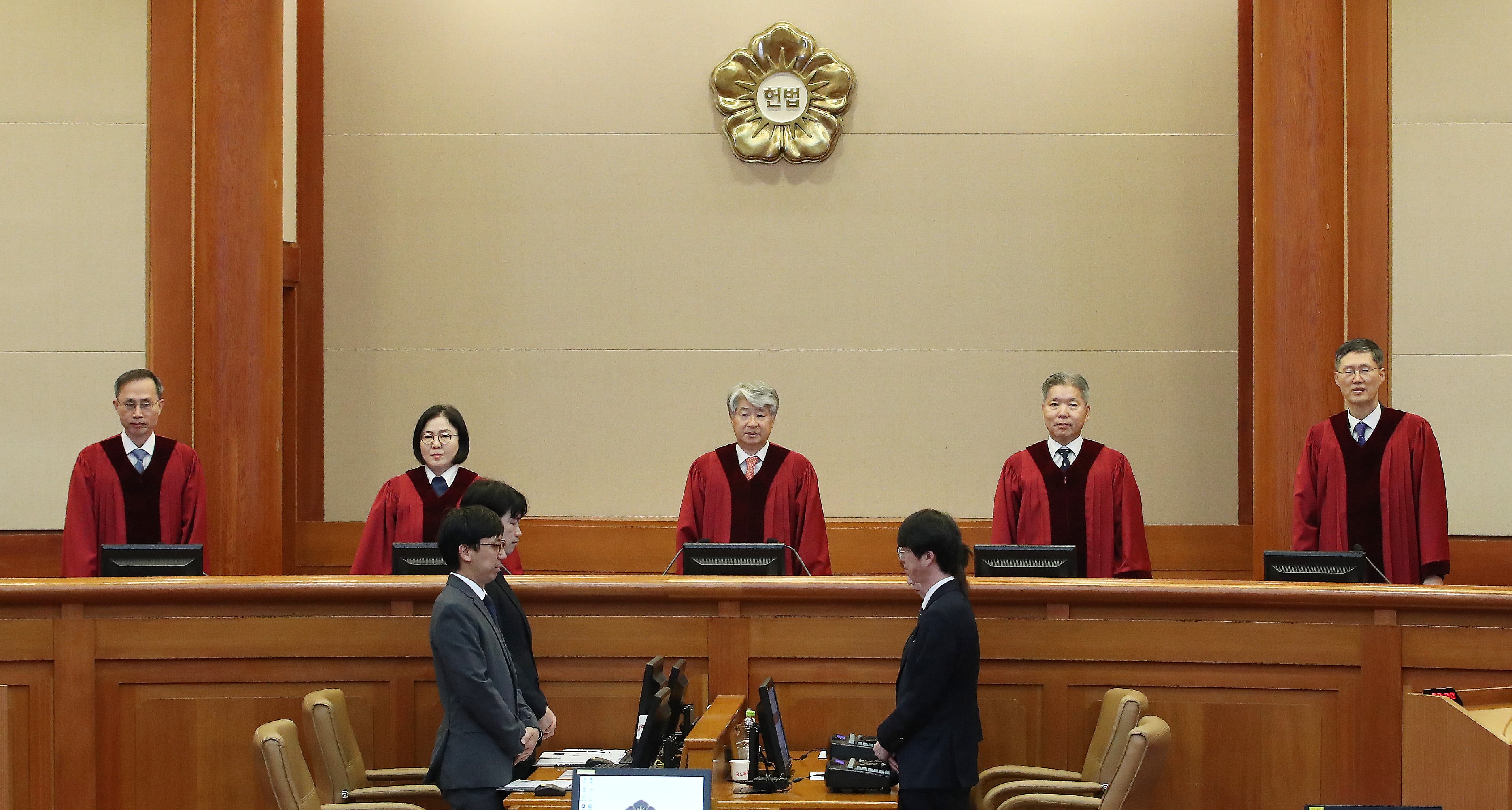 이종석 헌법재판소장을 비롯한 헌법재판관들이 4일 오후 서울 종로구 헌법재판소 대심판정에서 열린 경상남도 남해군과 경상남도 통영시 간의 권한쟁의 공개 변론에 참석하고 있다./뉴스1