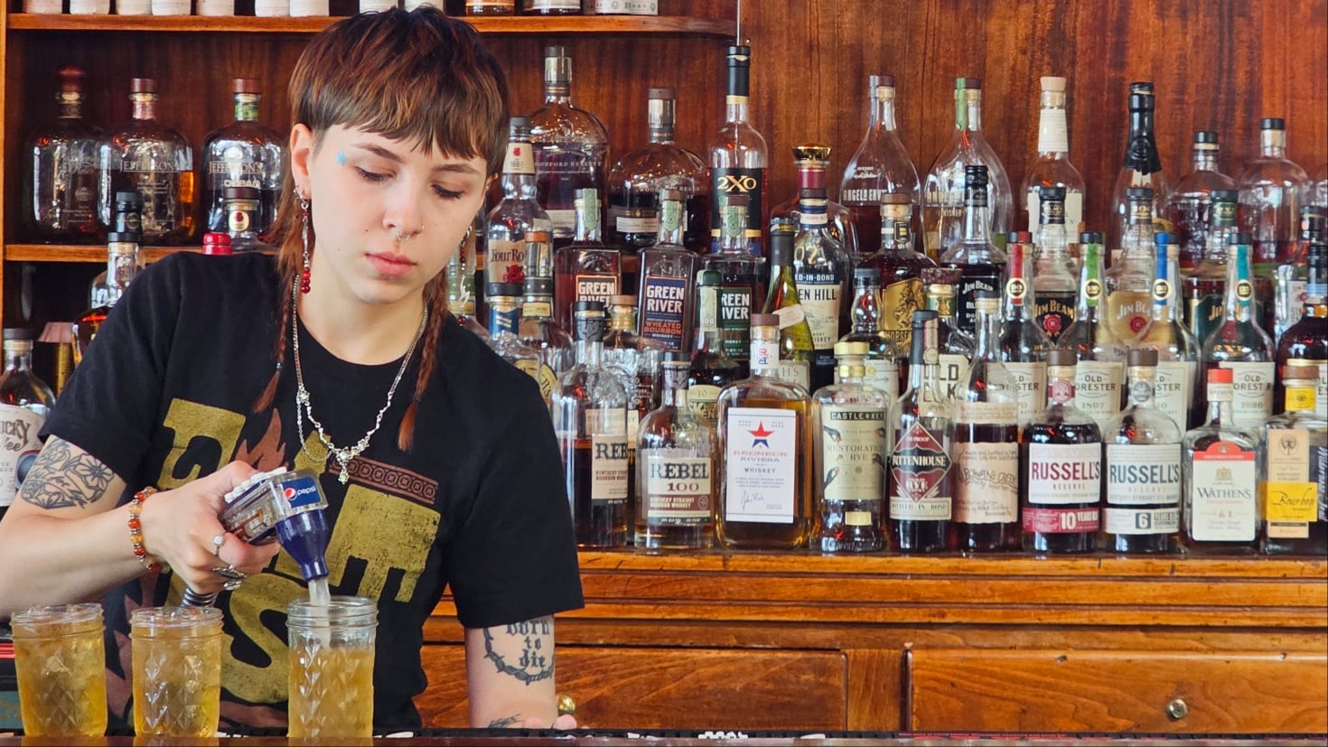 미국 켄터키주 루이빌의 한 바에서 바텐더가 버번 위스키로 하이볼을 만들고 있다. /유진우 기자