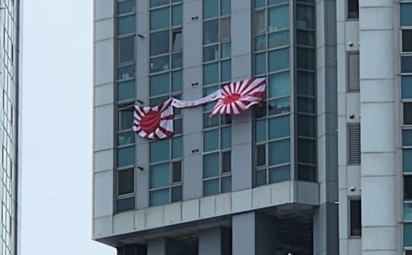 제69회 현충일인 6일 부산시 수영구의 한 주상복합건물 아파트 창문에 일본 국군주의 상징인 욱일기가 내걸려 있다. /뉴스1(온라인커뮤니티 캡쳐)