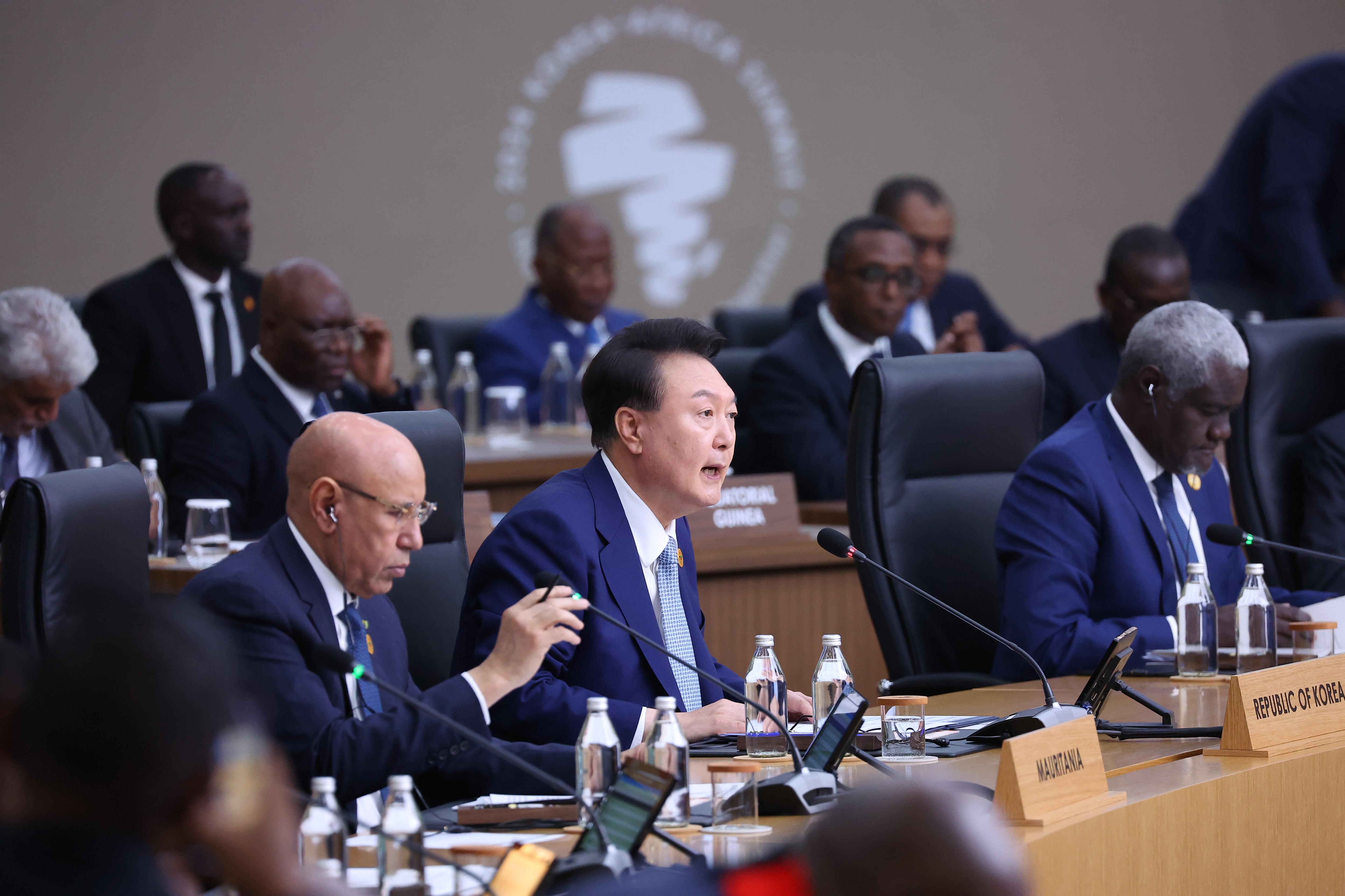 윤석열 대통령이 4일 2024 한-아프리카 정상회의장에서 열린 한-아프리카 정상회의 개회식에서 개회사를 하고 있다./연합 