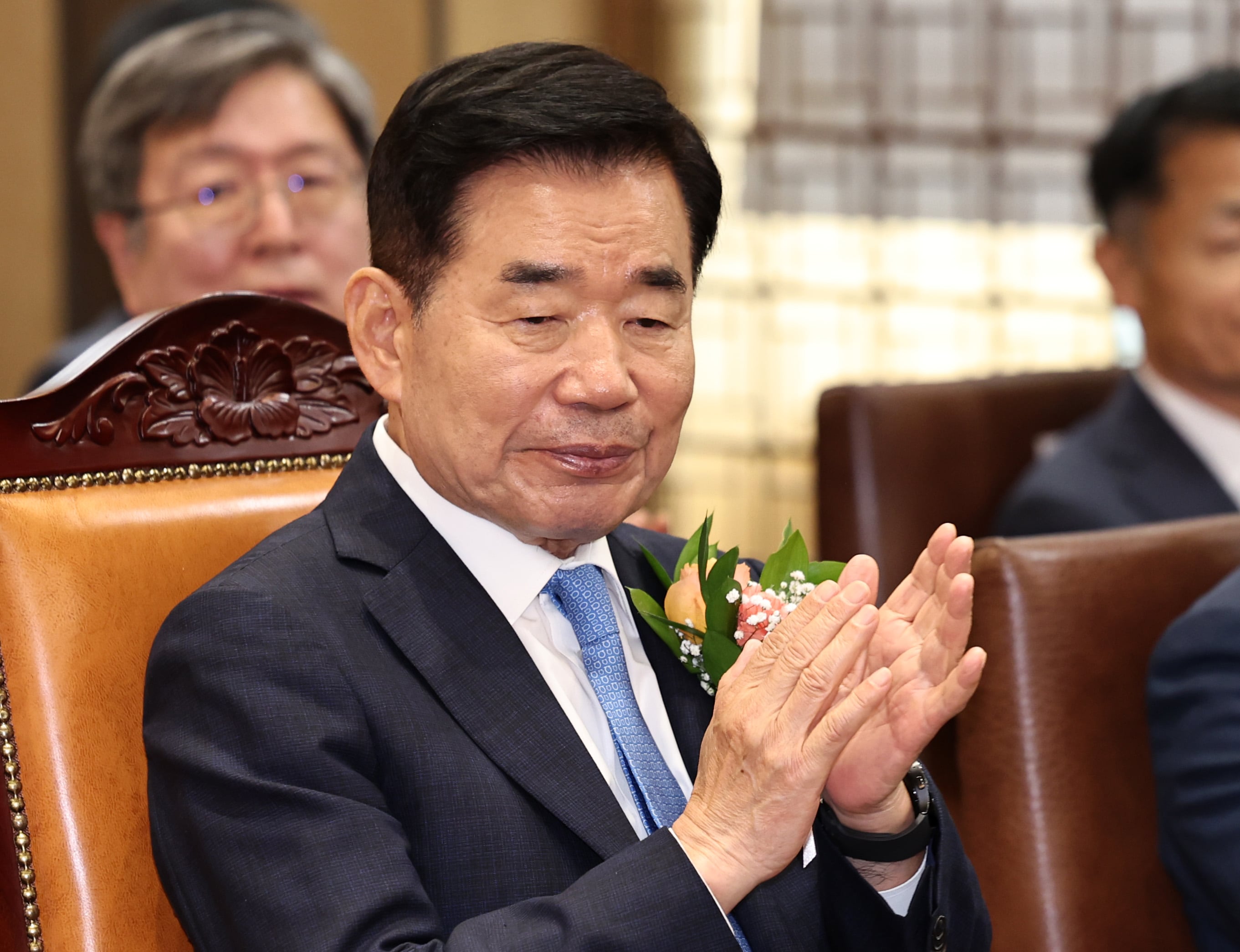  김진표 국회의장이 지난 5월 29일 오후 서울 여의도 국회 접견실에서 열린 제21대 국회 후반기 국회의장단 퇴임식에서 손뼉치고 있다./뉴스1