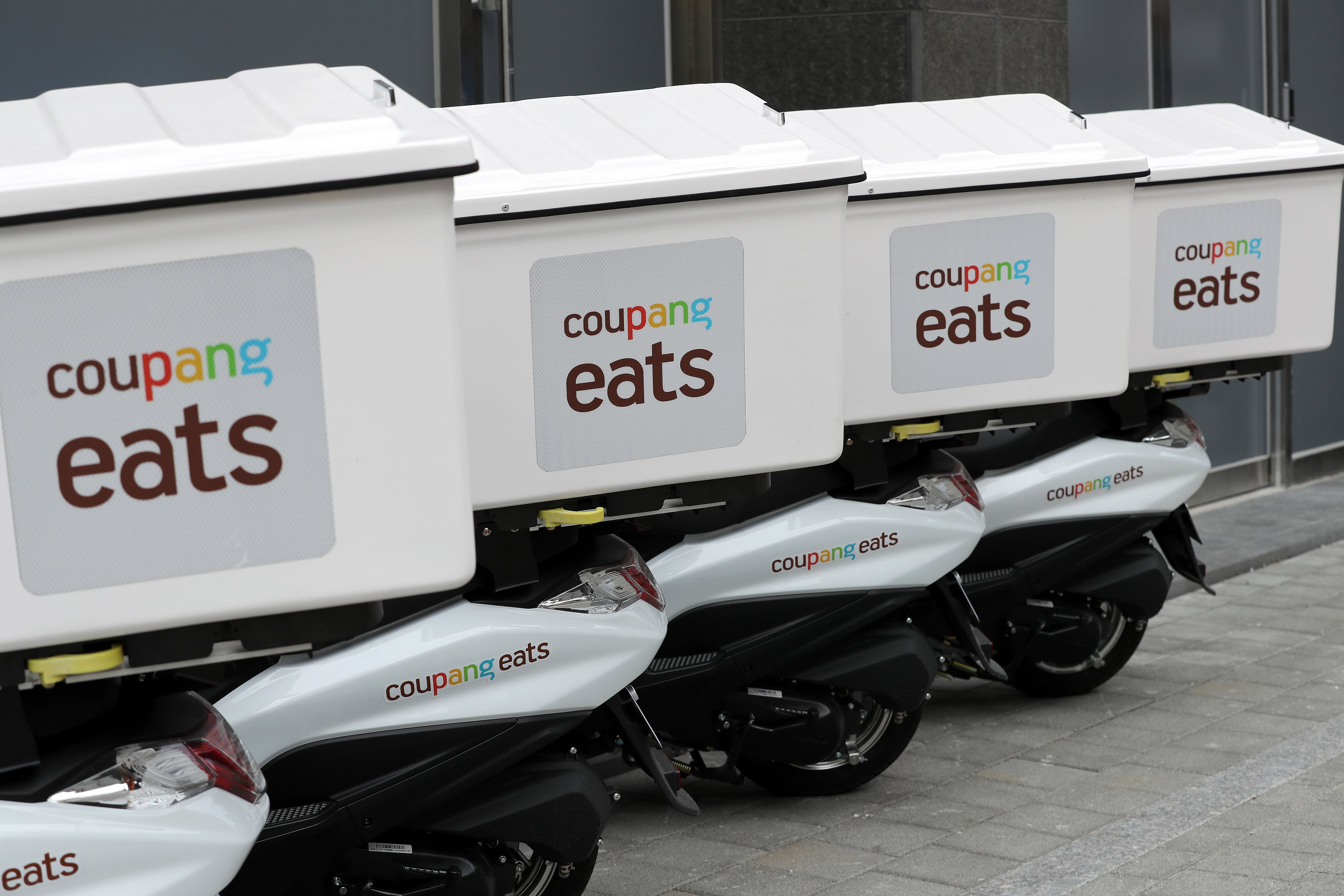 쿠팡이츠 오토바이가 서울 송파구 쿠팡 마이크로 풀필먼트 센터 앞에서 대기하고 있다. /뉴스1