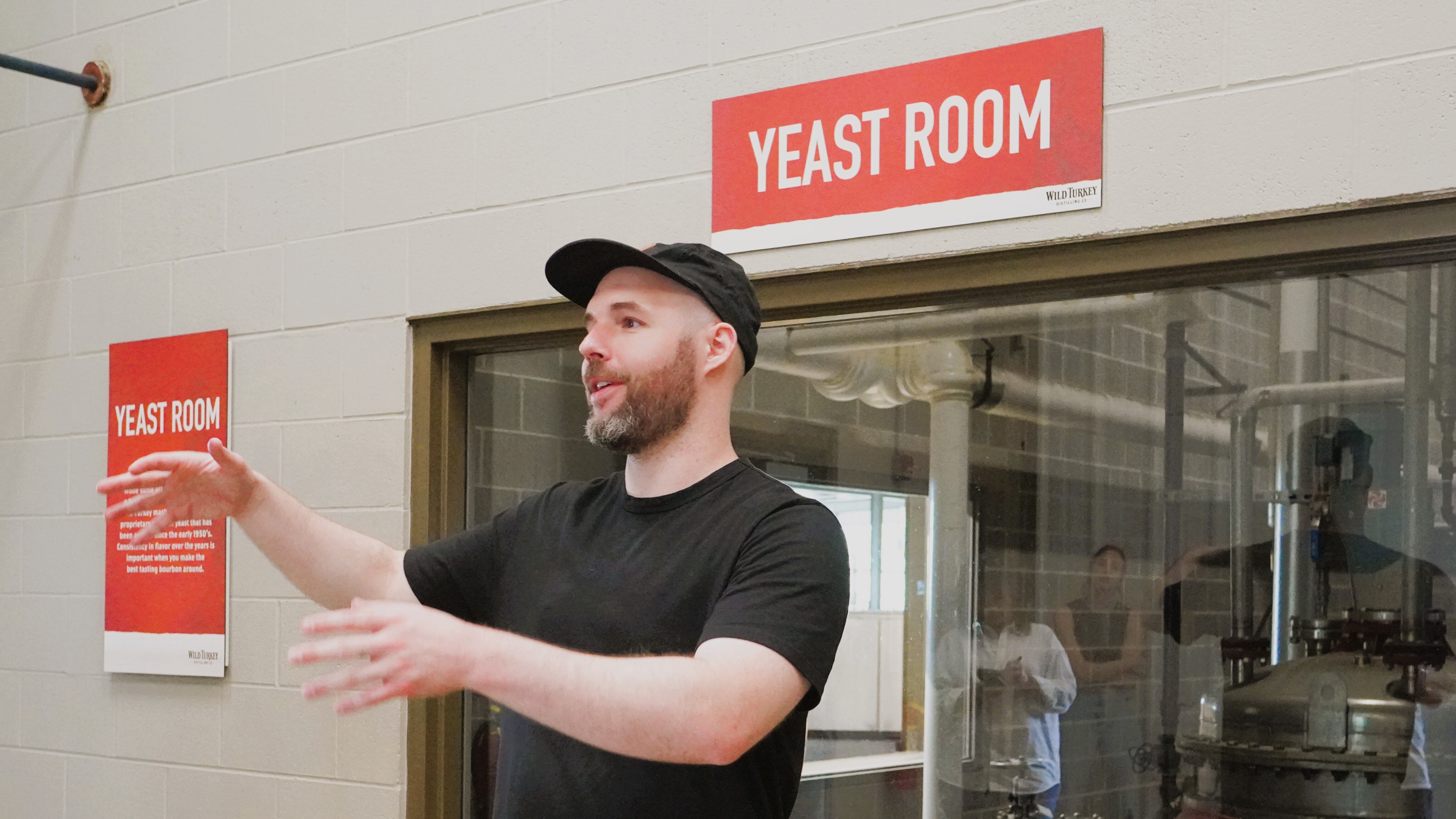 브루스 러셀 와일드 터키 블렌더가 발효 과정에서 핵심에 해당하는 효모에 대해 설명하고 있다. /유진우 기자