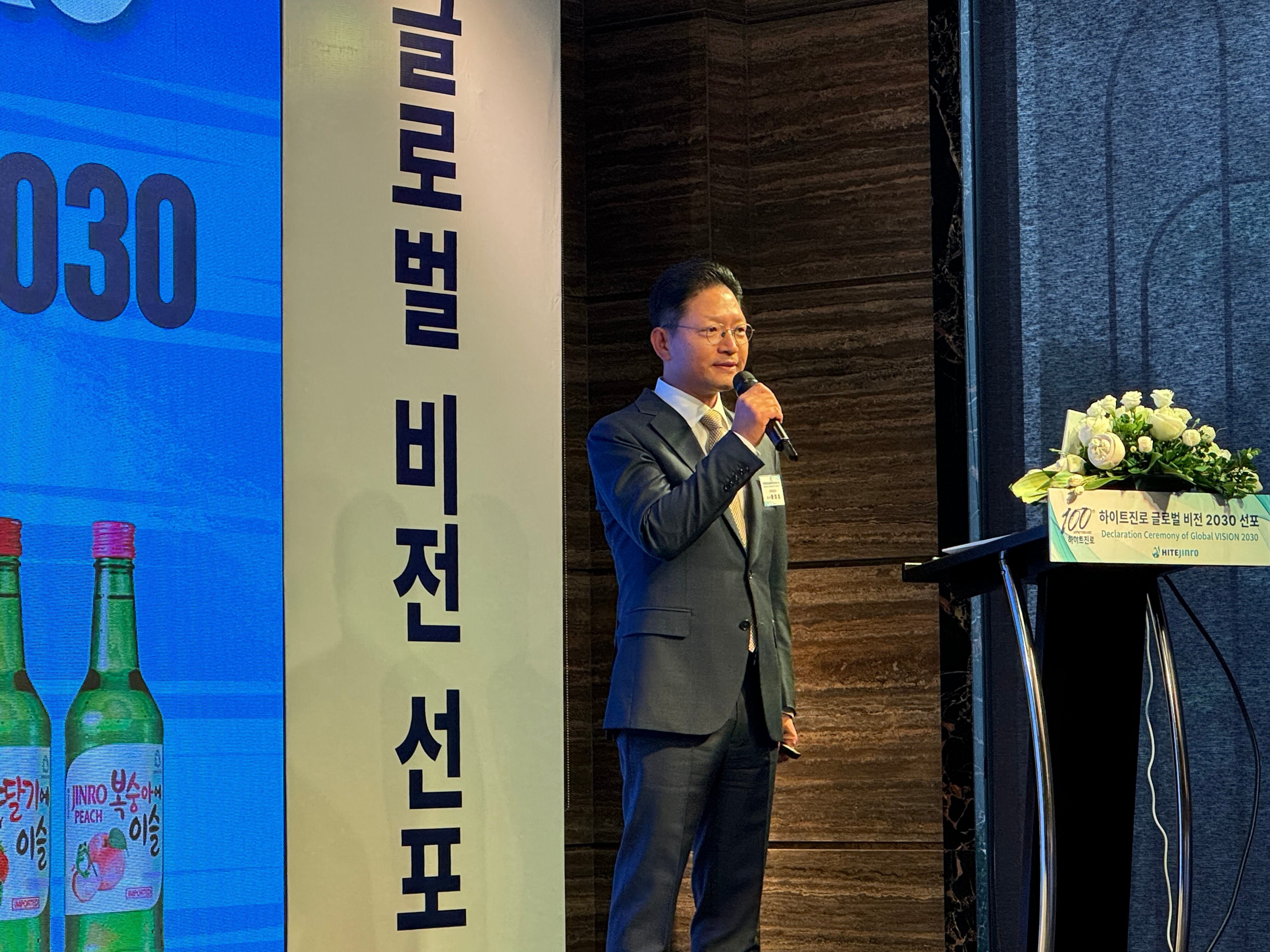 황정호 하이트진로 전무가 지난 10일 베트남 하노이 모벤픽 호텔에서 열린 글로벌 비전 선포식에서 발언하고 있다. /양범수 기자