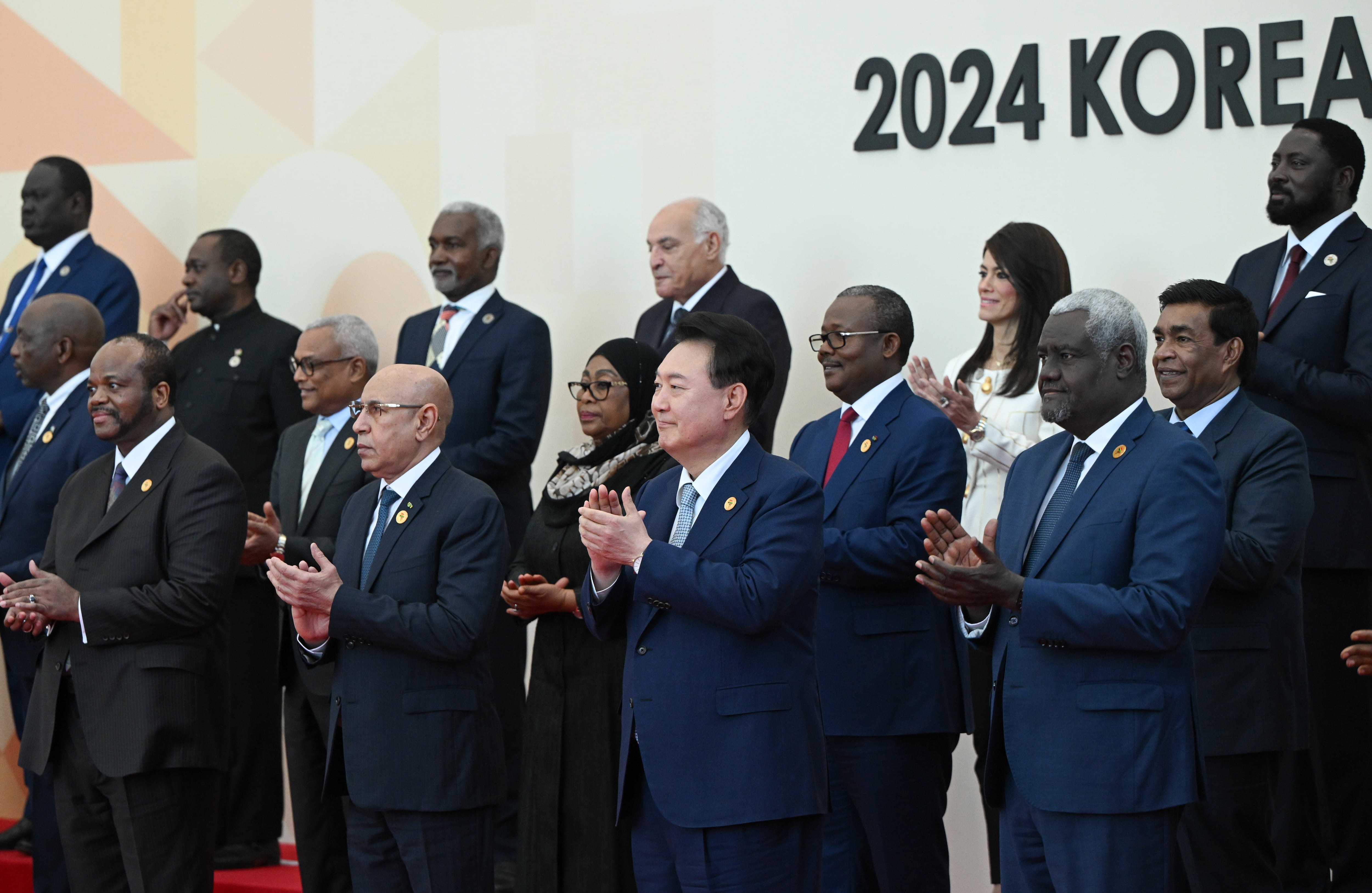  윤석열 대통령(앞줄 왼쪽 세 번째)이 4일 2024 한-아프리카 정상회의장에서 아프리카 정상들과 기념 촬영을 하고 있다. /뉴스1 