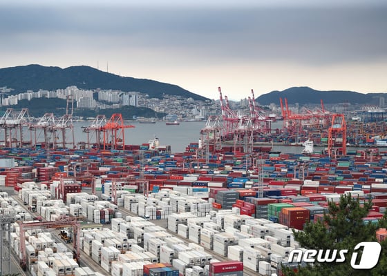 지난 11일 부산항에 컨테이너박스가 쌓여있다. /뉴스1
