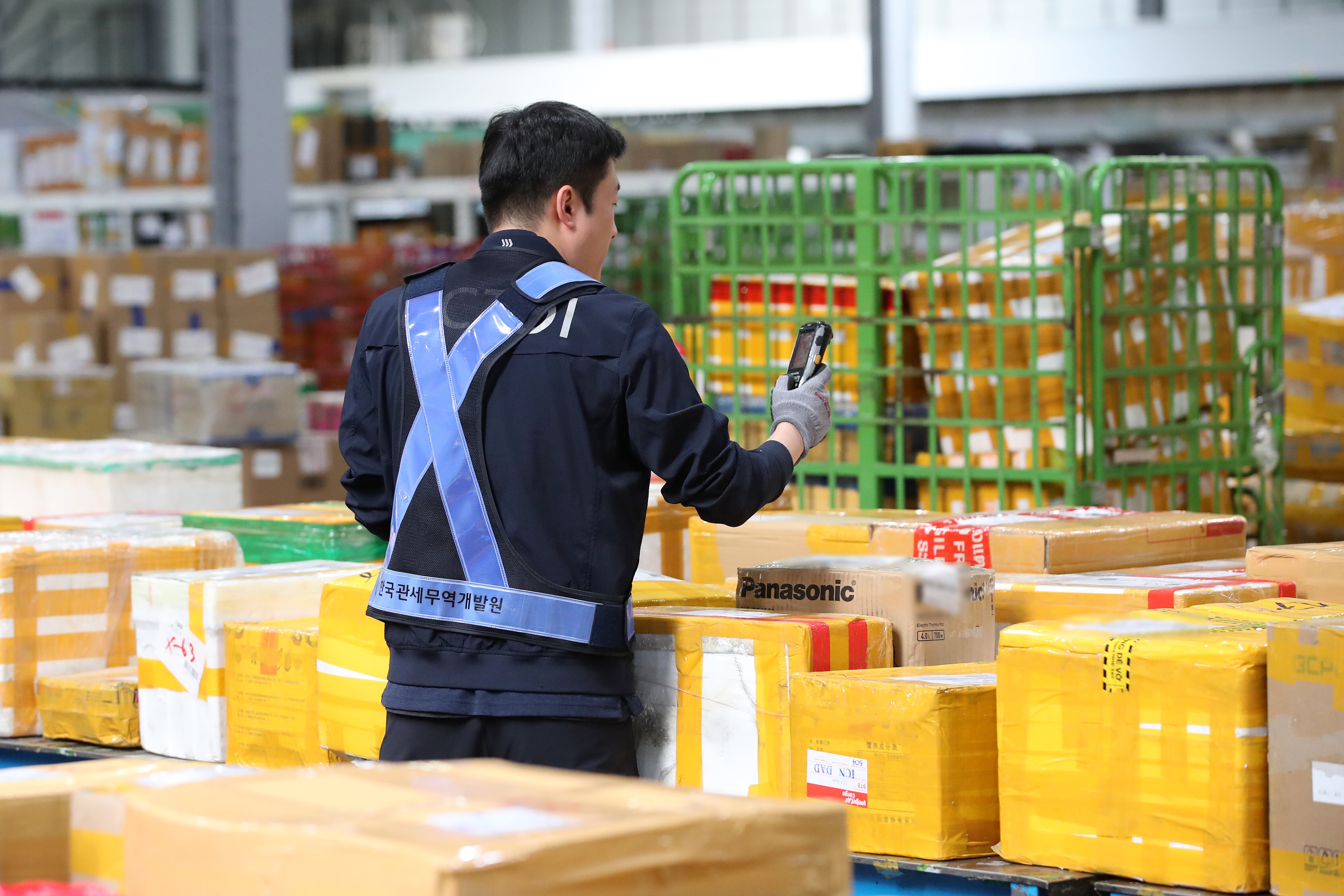지난 5월 16일 인천 중구 인천공항세관 특송물류센터에서 관계자가 화물을 살펴보고 있는 모습. /뉴스1