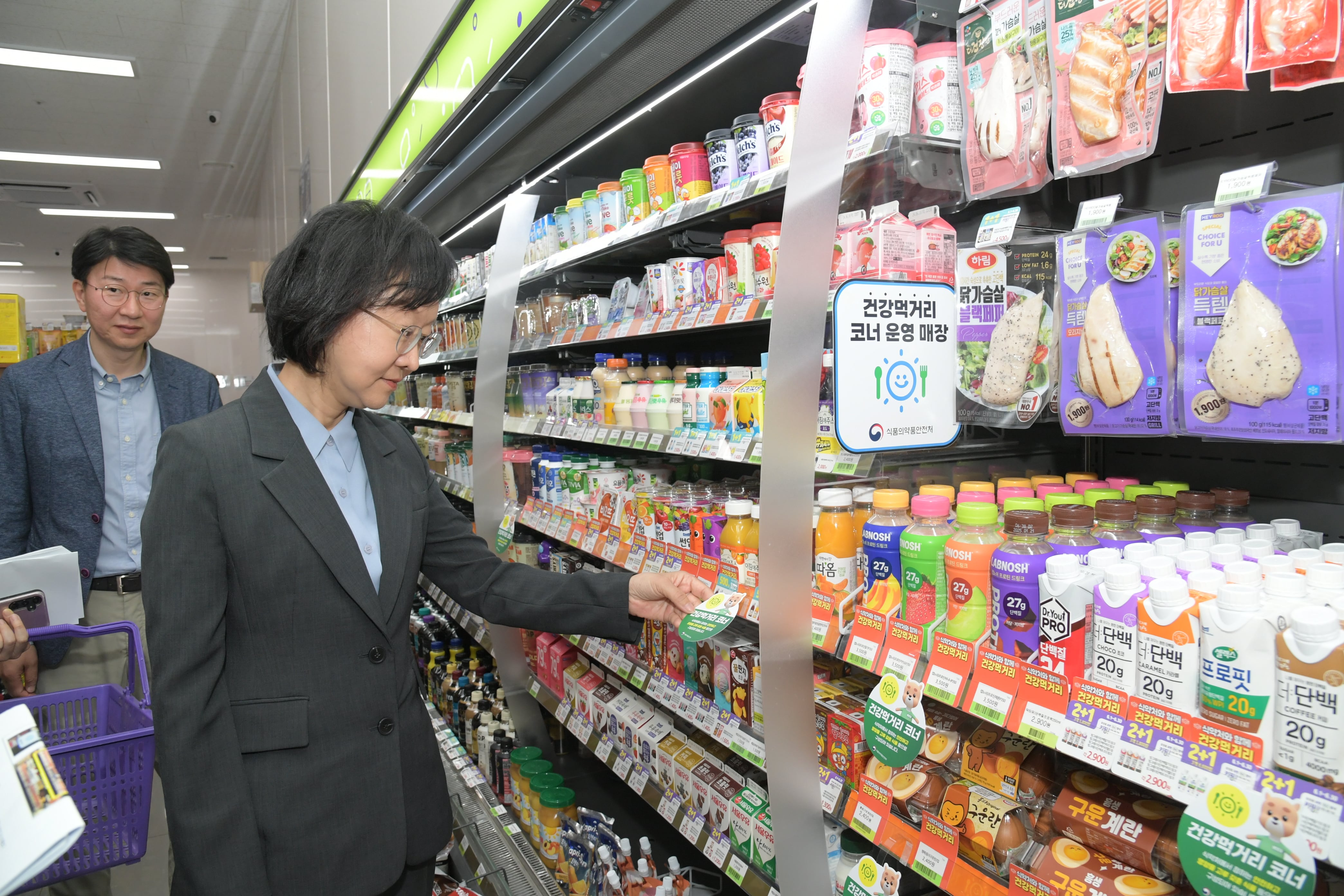  5일 서울 강동구 CU그라시움점을 방문한 오유경 식품의약품안전처장이 편의점 건강 먹거리 코너를 점검하고 있다.식품의약품안전처 제공