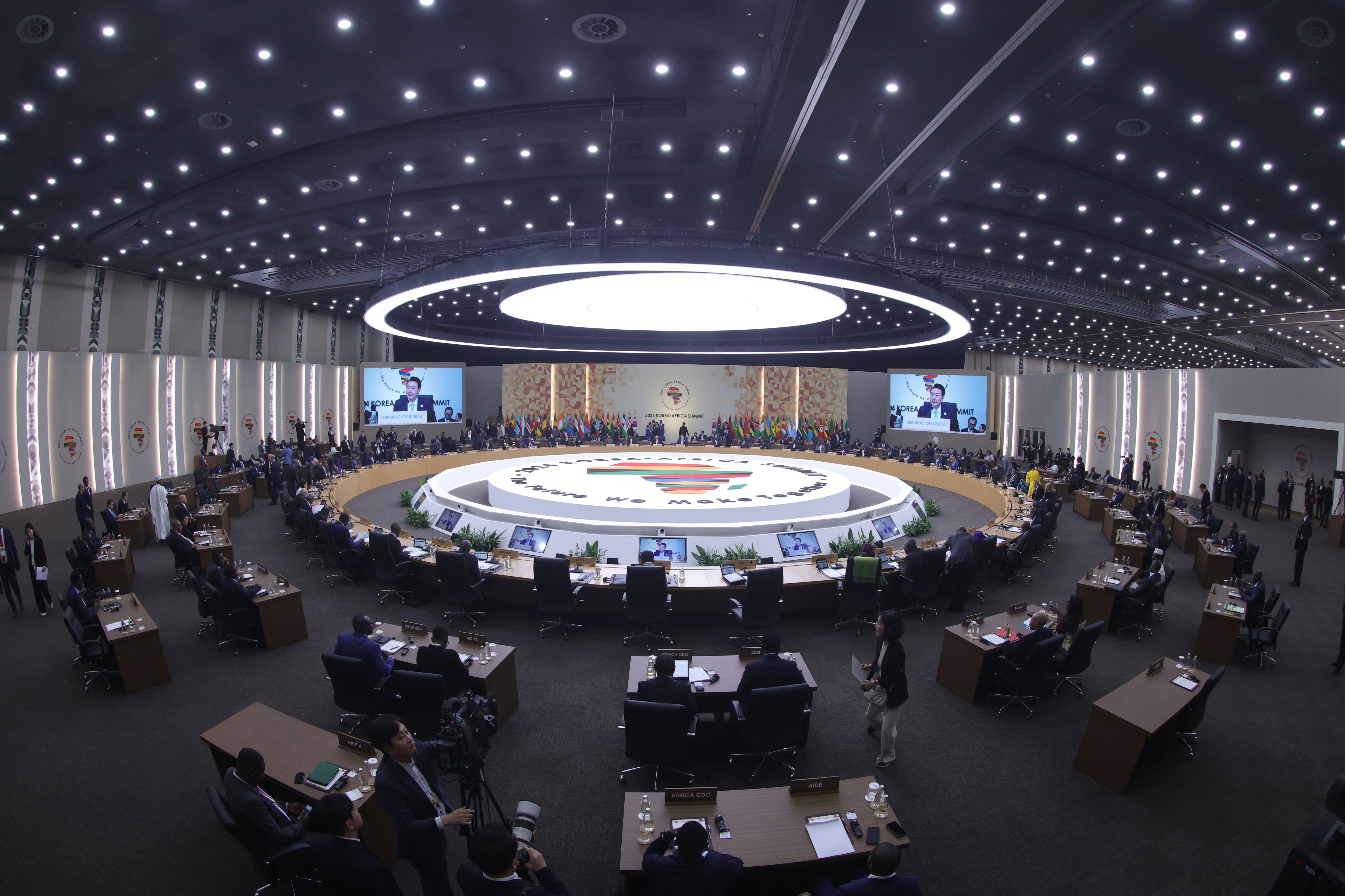 4일 2024 한-아프리카 정상회의장에서 한-아프리카 정상회의 개회식이 열리고 있다. /연합 