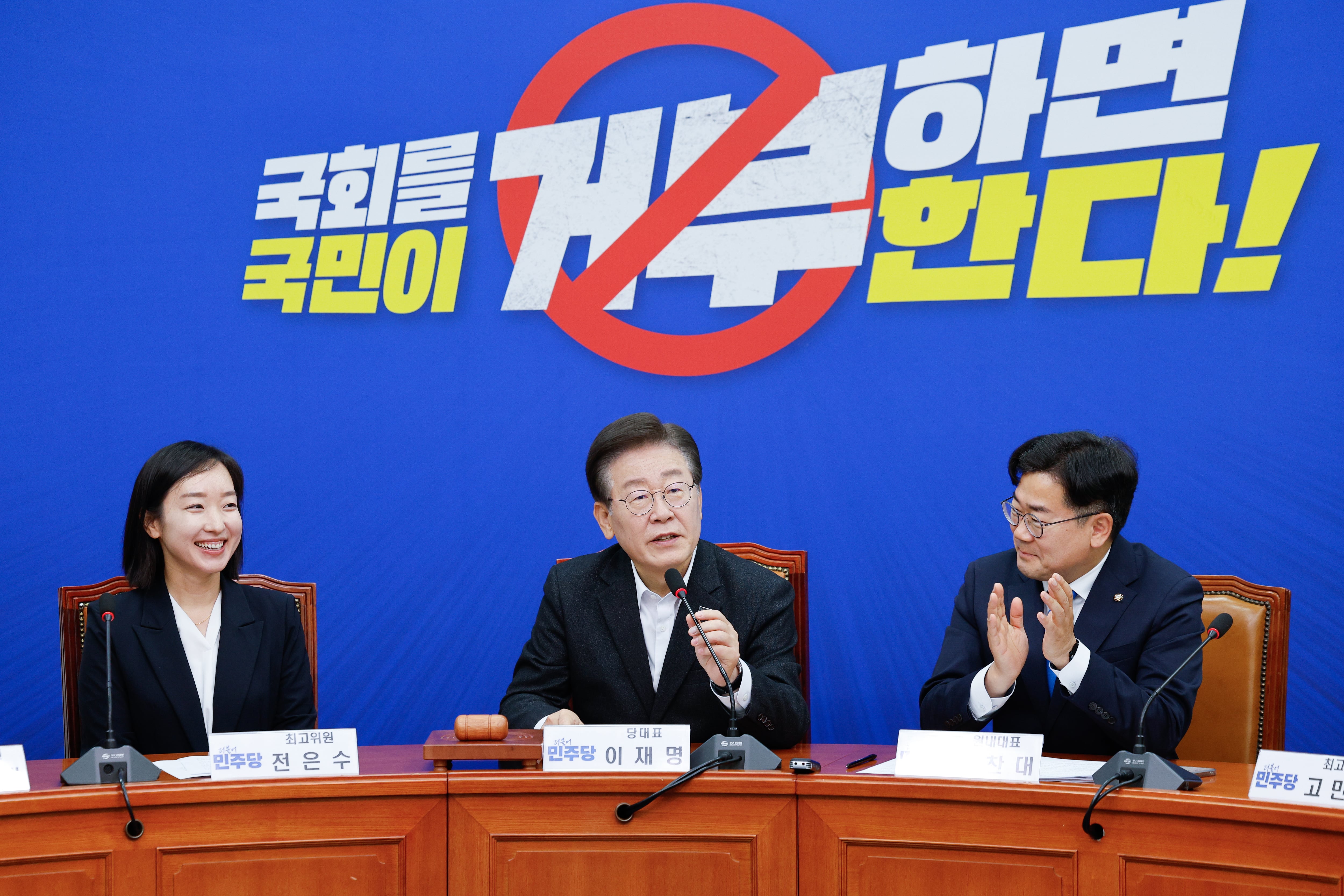 이재명 더불어민주당 대표가 5일 오전 서울 여의도 국회에서 열린 최고위원회의에 참석해 전은수 최고위원을 소개하고 있다. /뉴스1