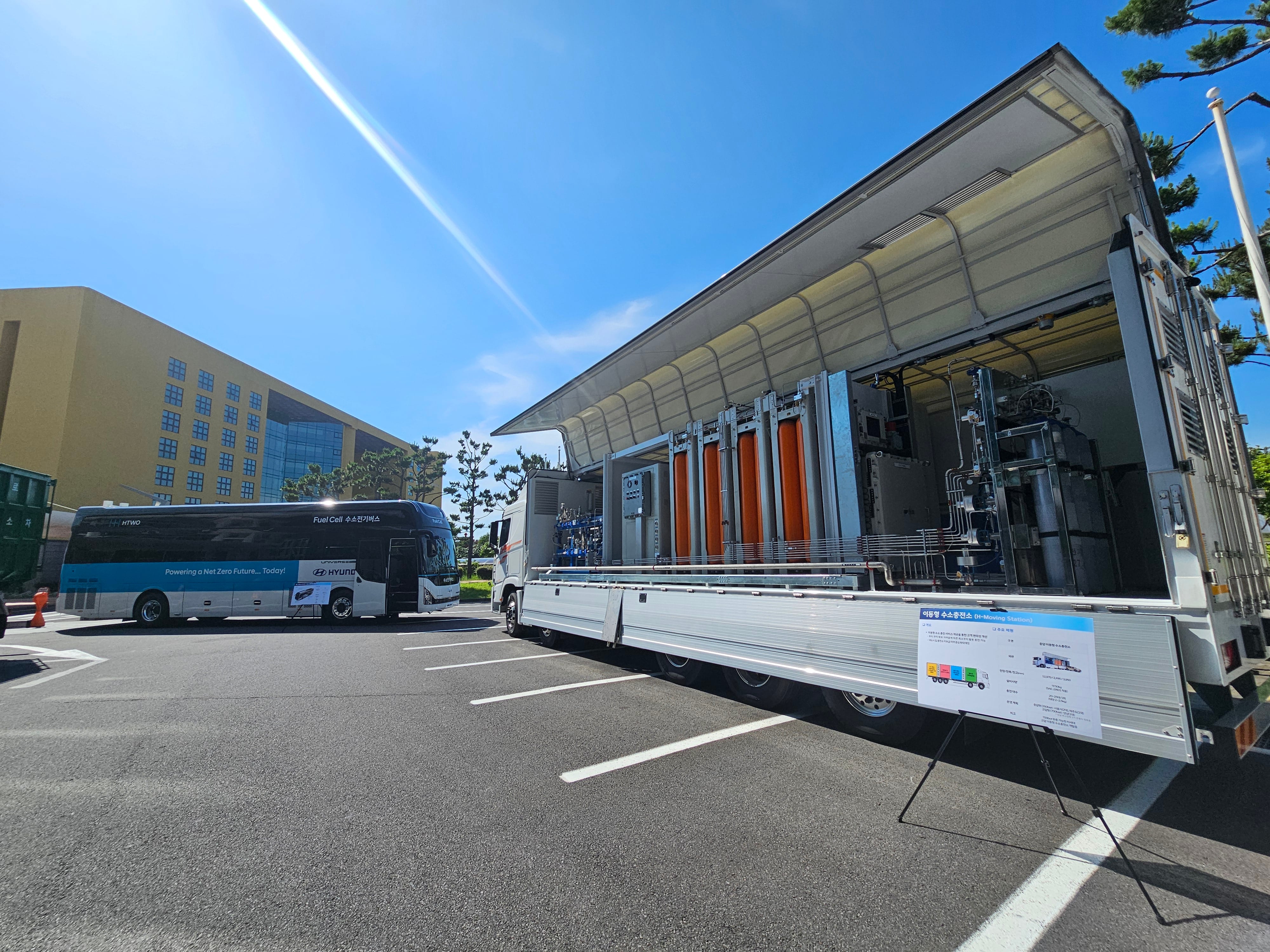 현대자동차가 개발한 수소버스(좌)와 이동형 수소충전소. /윤희훈 기자