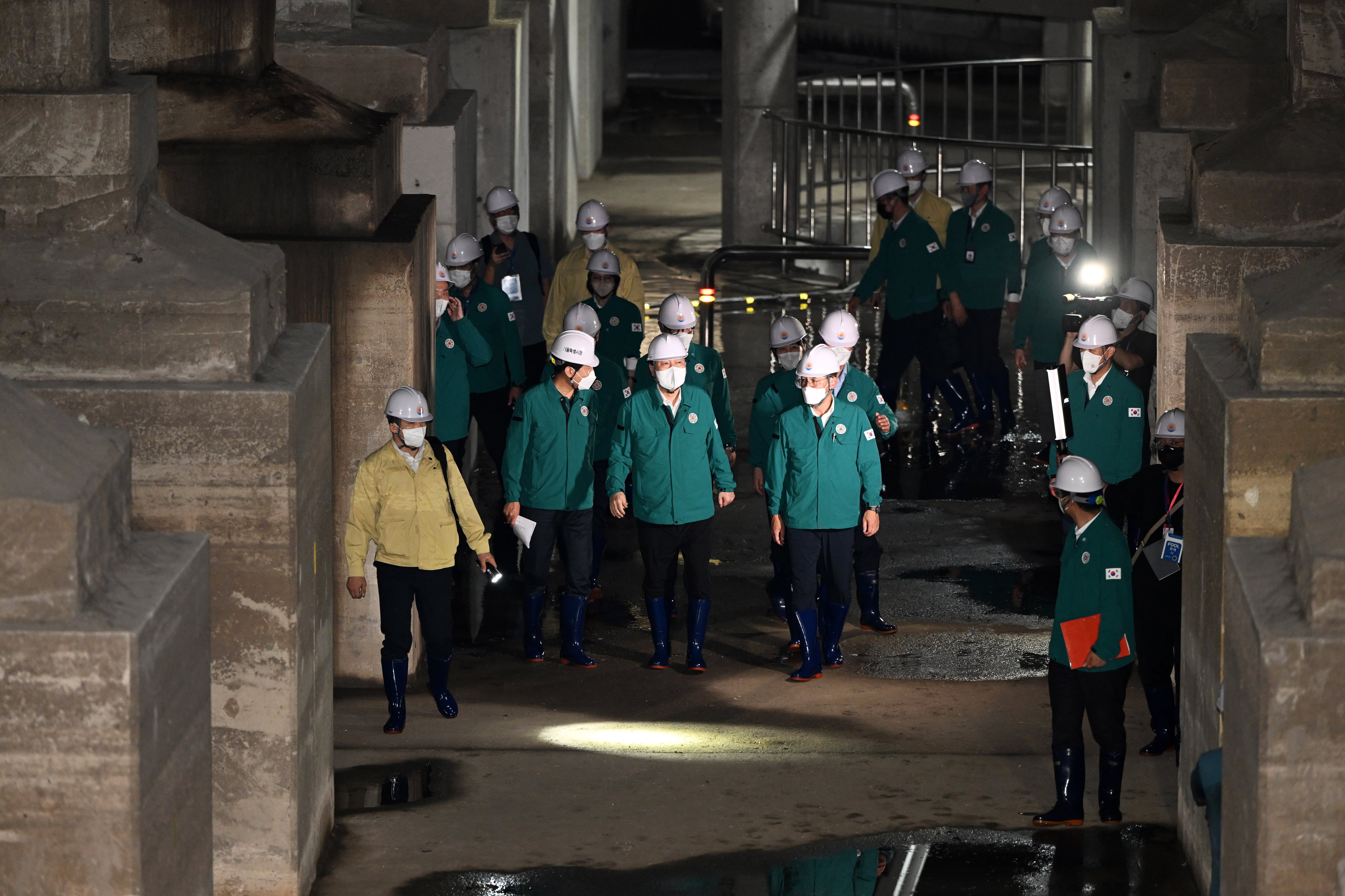 윤석열 대통령이 서울 양천구 신월동 대심도 빗물터널(저류배수시설)을 찾아 시설을 둘러보고 있다. /대통령실