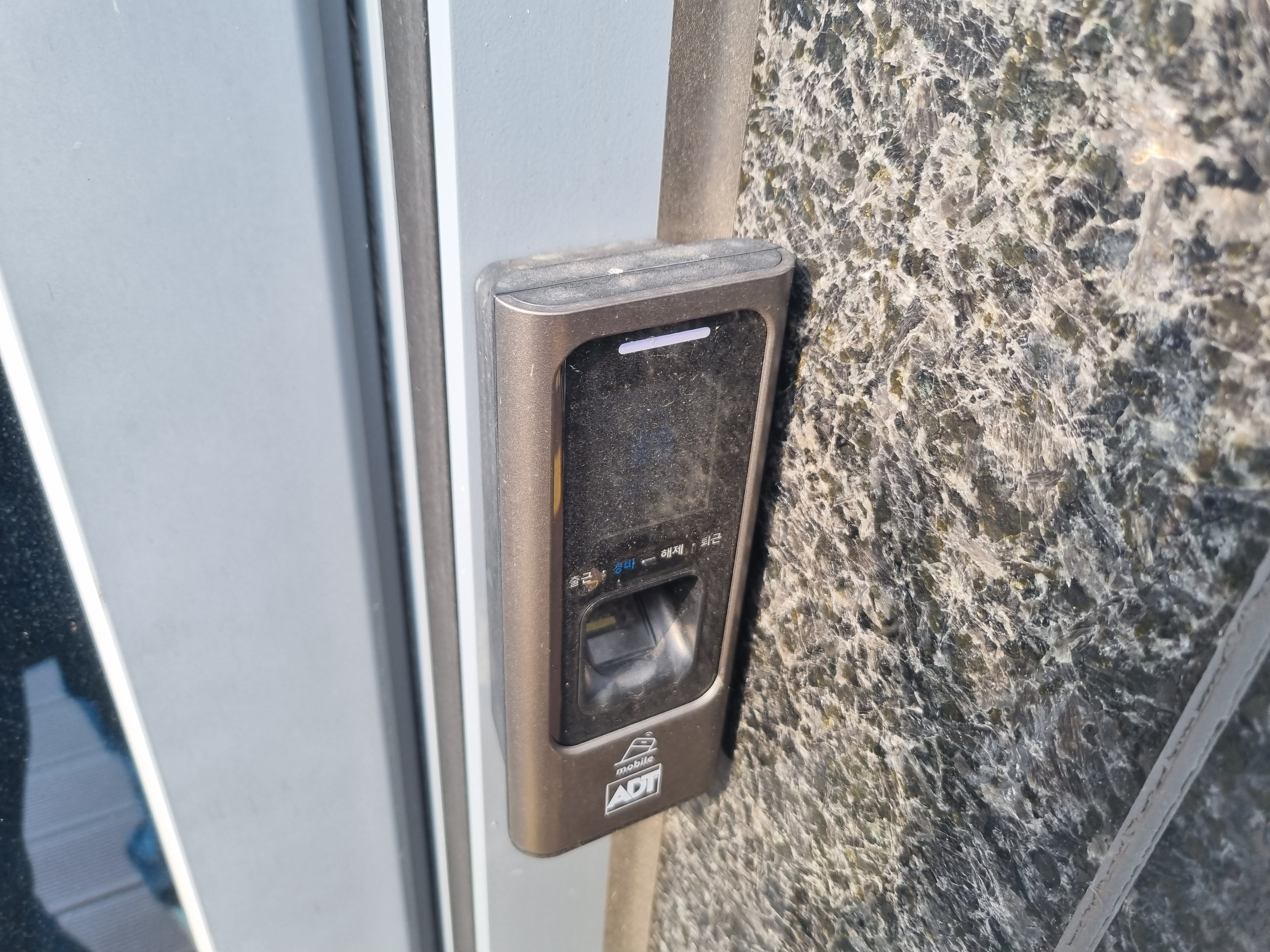 고용노동부 산하 한국산업안전보건공단이 지난 2022년 6월 청사로 활용하기 위해 매입한 경기도 수원시의 한 건물. 오랜 기간 사용하지 않아 출입문 개폐 장치에 먼지가 쌓인 모습. /김양혁 기자