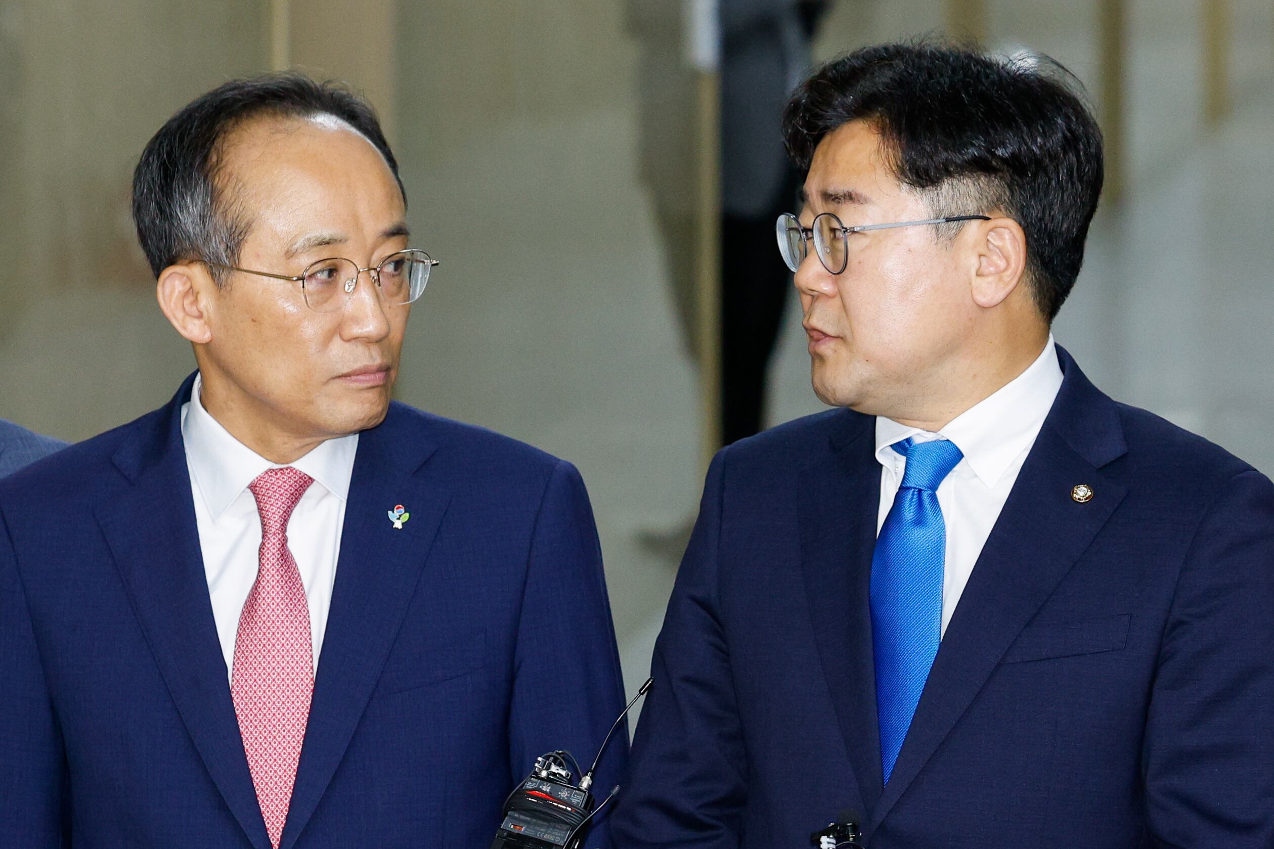 추경호 국민의힘 원내대표(왼쪽)와 박찬대 더불어민주당 원내대표가 5일 오전 서울 여의도 국회에서 원 구성 협상을 위한 회동 결과 합의 불발을 알리고 있다. /뉴스1