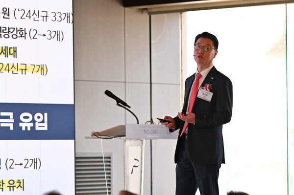 홍진배 정보통신기획평가원(IITP) 원장이 4일 'IITP 출범 10주년(ICT R&D 30+) 기념식'에서 말하고 있다. / 정보통신기획평가원