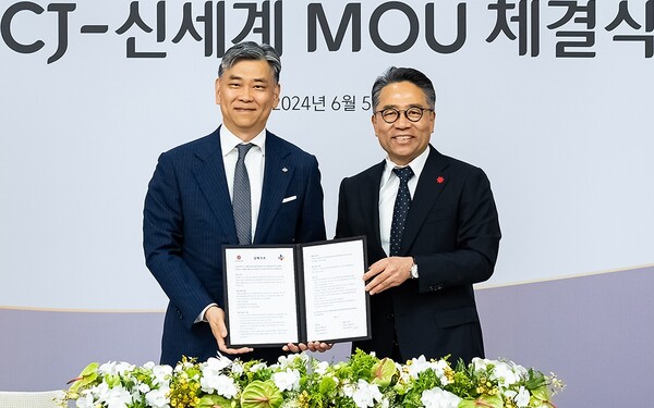 5일 CJ인재원에서 진행한 'CJ-신세계 사업제휴 합의서 체결식'에서 김홍기 CJ주식회사 대표와 임영록 신세계그룹 경영전략실장이 전략적 사업제휴 합의서 체결 후 기념사진을 촬영하고 있다. / CJ그룹, 신세계그룹