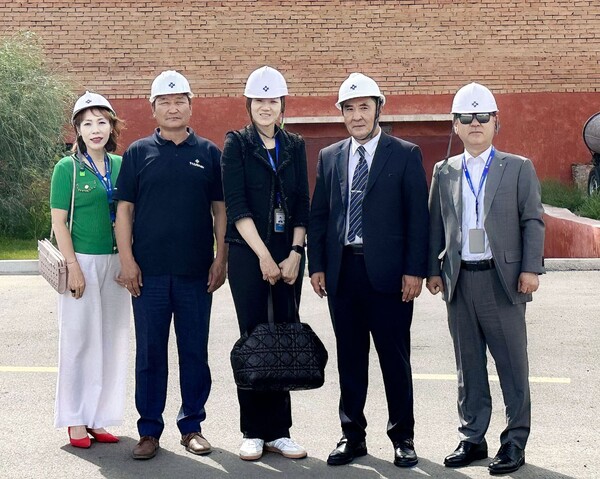 한진 조현민 사장(왼쪽에서 세 번째), 노삼석 사장(오른쪽에서 첫 번째)이 6월 25일부터 27일까지 몽골 울란바토르에 방문한 가운데 울란바토르 외곽에 위치한 터미널과 창고 부지 등을 살펴보고 관계자들과 기념 촬영하고 있다. / 한진