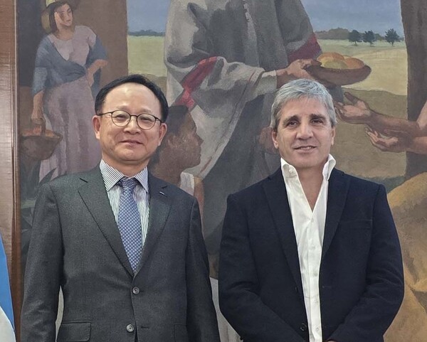 정기섭 포스코홀딩스 사장(왼쪽)이 6월 12일 아르헨티나 부에노스아이레스에서 루이스 카푸토(Luis Caputo) 아르헨티나 경제부 장관을 만나 이차전지용 리튬 사업 협력을 논의하며 기념 촬영하고 있다. / 포스코홀딩스