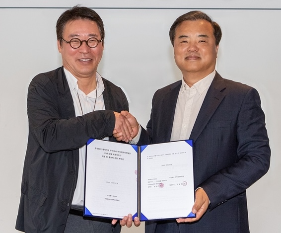 송지택 BGF리테일 혁신부문장(오른쪽)과 권희근 KT 영업본부장이 KT알뜰폰 CU 제휴 요금제 계약 체결식 기념 촬영을 하고 있다. / BGF리테일