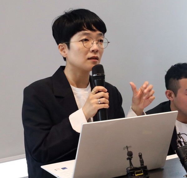 김은정 참여연대 합동사무처장이 4일 오전 세종시 한 카페에서 공정거래위원회 출입기자단과 쿠팡의 자체브랜드(PB) 상품을 부당하게 우대하는 등 불공정거래 행위에 대한 '쿠팡 PB 제품 리뷰 조작 공정위 신고' 관련 간담회에서 발언하고 있다. / 뉴스1