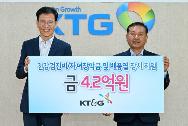 김정호 KT&G SCM본부장(왼쪽), 장성우 엽연초생산협동조합중앙회장. / KT&G