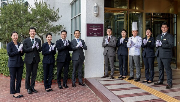 이랜드파크 켄싱턴호텔 평창이 5성 호텔 획득을 기념해 지난 13일 이랜드파크 이지운 대표(왼쪽에서 6번째), 국내호텔 권순범 BU장(왼쪽에서 5번째), 이랜드파크 조리 총괄 김순기 상무(왼쪽에서 8번째), 켄싱턴호텔 평창 변종원 총지배인(왼쪽에서 4번째) 등이 참석해 현판식을 개최했다. / 이랜드