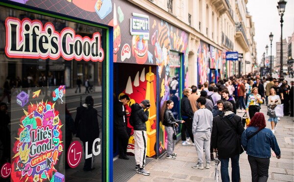 관람객들이 운집한 행사장 외부 전경 / LG전자