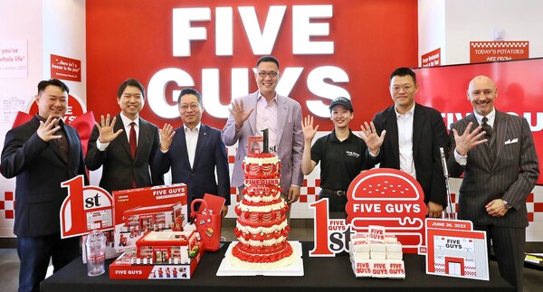 김동선 한화갤러리아 부사장(가운데), 김영훈 한화갤러리아 대표(왼쪽에서 세 번째), 오민우 에프지코리아 대표(왼쪽에서 여섯 번째) 등 주요 관계자들이 케이크 커팅식을 하는 모습. / 애프지코리아