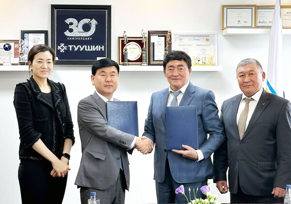 (왼쪽부터) 한진 조현민 사장, 노삼석 사장이 6월 25일부터 27일까지 몽골 울란바토르에 방문한 가운데 저릭트 남스라이자브(ZORIGT NAMSRAIJAV) 투신그룹 사장(오른쪽에서 두 번째)과 통합물류센터 구축에 대한 파트너십을 체결하고 기념 촬영하고 있다. / 한진