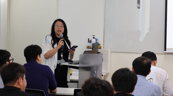 이선민 쿠팡 로켓프레시 품질 디렉터가 26일 오전 서울 잠실 사옥에서 열린 로켓프레시 협력사 품질 간담회에서 개회사를 하고 있다. / 쿠팡