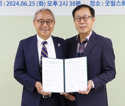 24일 서울시 굿윌스토어 밀알도봉점에서 한상욱 굿윌본부장(왼쪽)과 정길근 CJ제일제당 커뮤니케이션실장(부사장)이 업무협약을 체결하고 있는 모습. / CJ제일제당