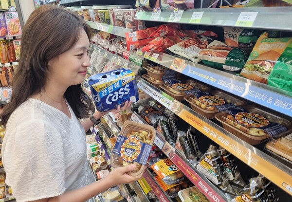 모델이 오비맥주 카스와 치카스닭강정을 손에 들고 있다. / BGF리테일